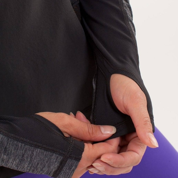 ⬇️🆕️ Lululemon • Pullover top with quarter zip, black & gray, size small - Picture 2 of 6